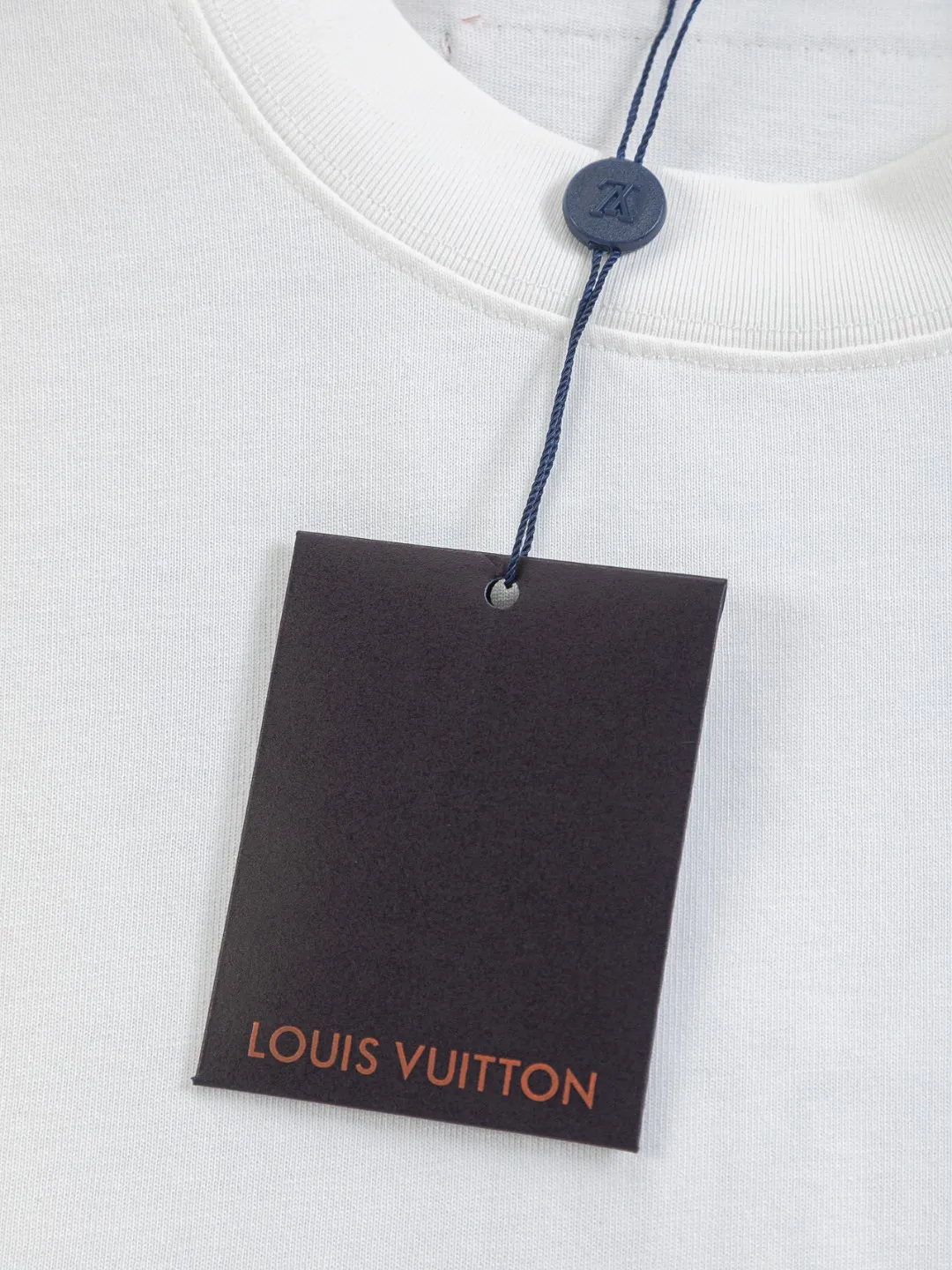 🅿️220 Louis Vuitton 1V LV lv slightly wide version S-XL LV 26ss new products are available at counters simultaneously. Multiple craftsmanship. Spotted letter logo on the chest🪡 embroidery. Large spotted letter logo on the back panel🪡 embroidery. Round neck short-sleeved T-shirt, same style for men and women! Consigned to one-to-one creation. Synchronized with the official website, pure cotton fabrics at the counter! It is close to the skin and comfortable, durable and easy to wear. It has a classic and simple logo design and meticulous original craftsmanship. Short-sleeves, a must-have item for men, do not appear to be the same for the general public, but must be unique and eye-catching. This LV short-sleeve is all about quality, comfort, the same shape and fashion as always, including fabrics and cutting techniques. All of them have been made with great effort! 320 grams of washed pure cotton fabric, pure cotton is breathable, very refreshing and comfortable for daily wear. The rib knitting on the neckline is smooth and tight, and the neckline will not be skewed if you toss it at will. The loose version, you will find that it looks really good on the upper body. The overall is minimalist and neat, super versatile for daily use! Pair it casually with a pair of pants for a youthful look. A T-shirt will make your outfit crazy. It is a fashionable item that can never go wrong! Color: Black White Size: S-XL Size chart: S: Shoulder width 50-Bust 56-Length 70 M: Shoulder width 52-Bust 57-Length 72 L: Shoulder width 54-Bust 59-Length 74 XL: Shoulder width 56-Bust 62-Length 76